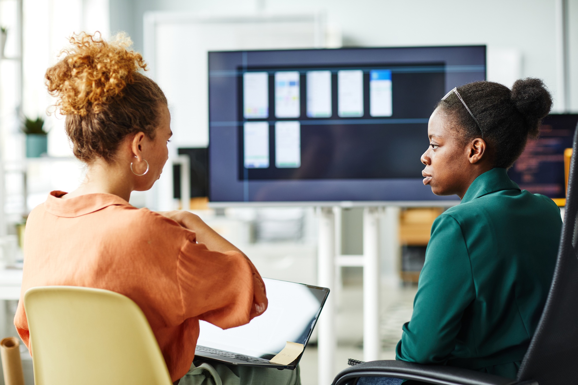 Colleagues discussing new projet at meeting